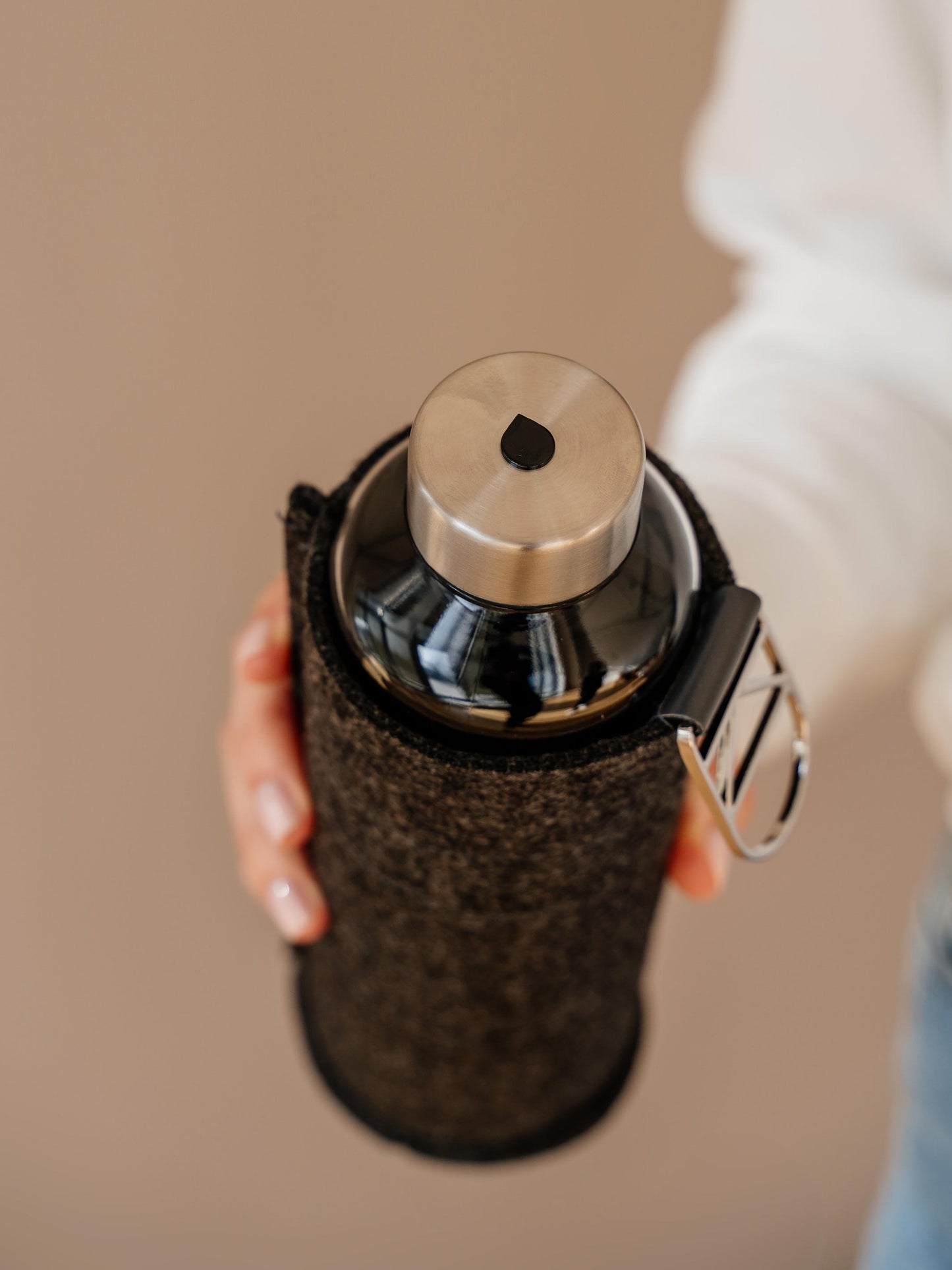 Close up of silver lid of Mismatch Silver water bottle