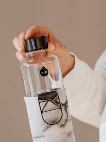 Holding leak proof lid of Mismatch Stone glass water bottle