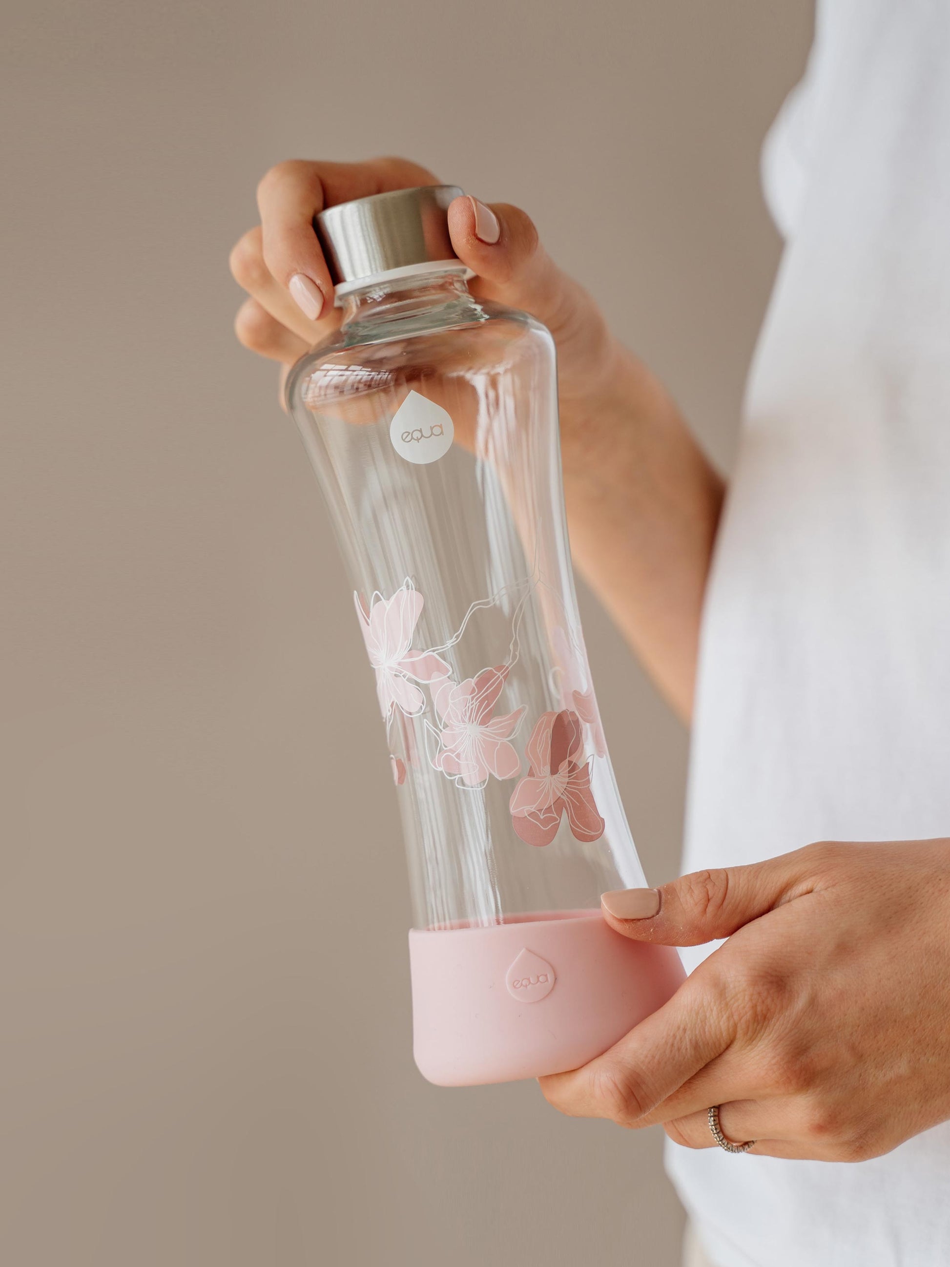 https://cdn.shopify.com/s/files/1/0252/8526/3469/files/equa-water-bottle-magnolia-video.mp4?v=1587558703